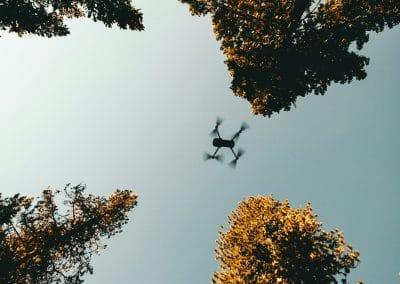 Photo d'un drone Mini 4 pro volant pour faire des inspections de toiture.